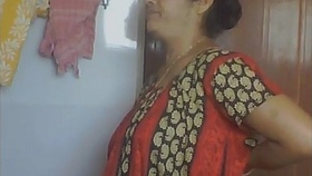 A mature Indian aunt misbehaves in the restroom