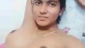 Indian beauty flexes and exposes her intimate area in a sensual recording