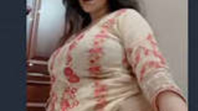 Sensual Pakistani office lady flaunts her curves