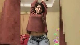 Indian beauty Nikita Soni flaunts her belly button in a live show