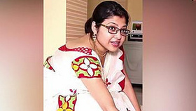 Alluring Indian woman's deep cleavage revealed in captivating footage