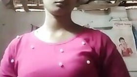 Desi bhabi shows her tits